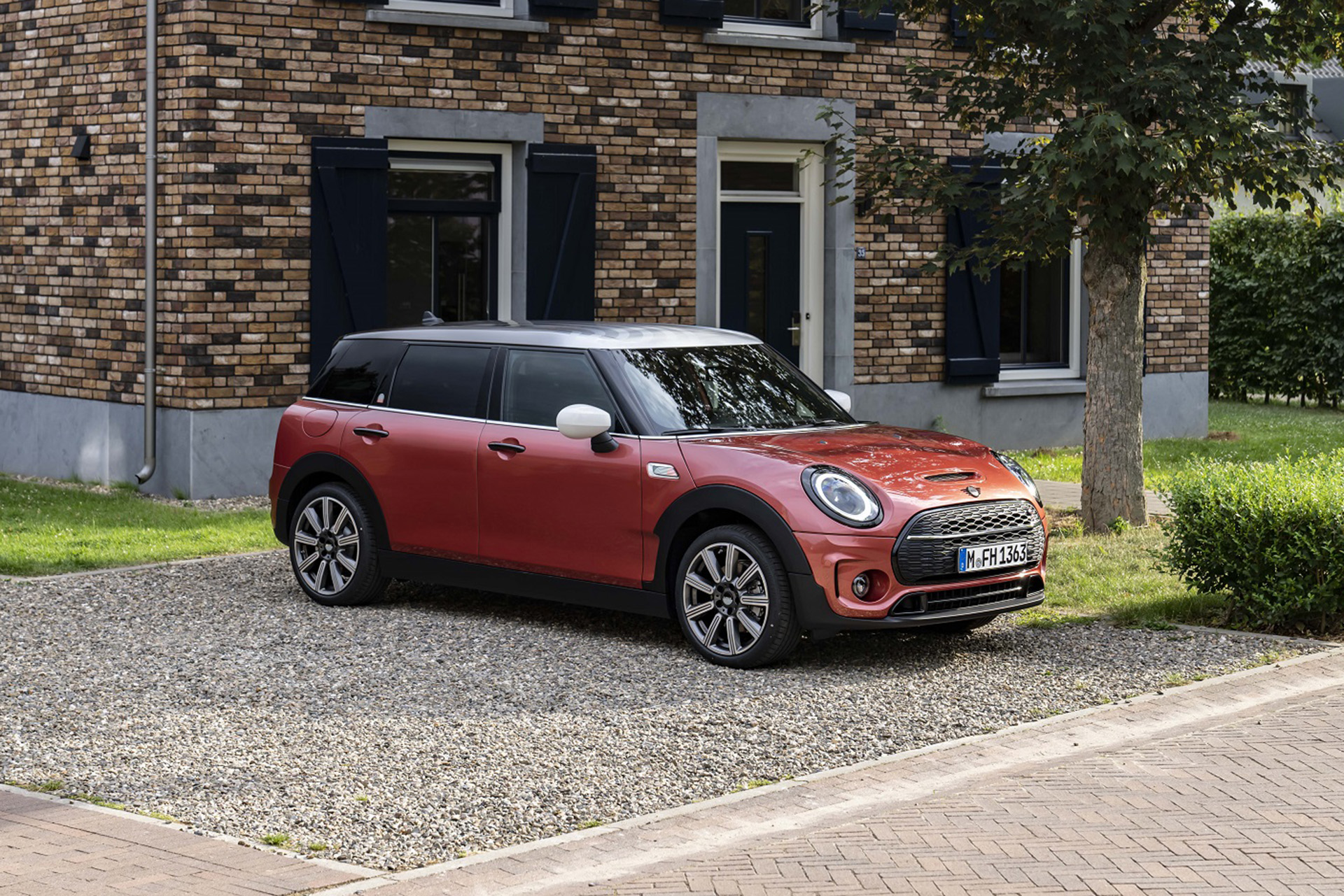 2023 MINI Cooper S Clubman Multitone Edition Front Three-Quarter Wallpapers (1)