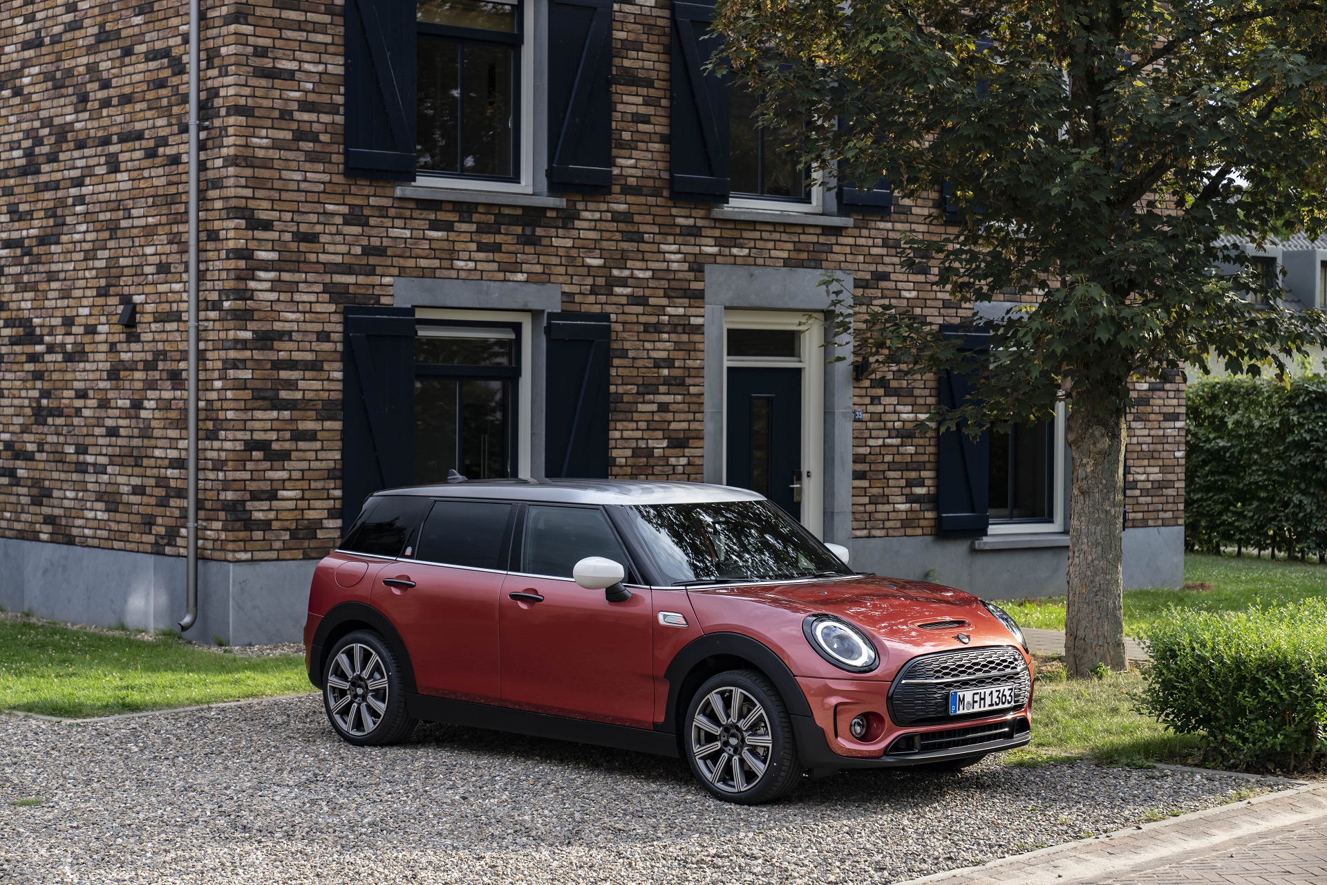 2023 MINI Cooper S Clubman Multitone Edition Front Three-Quarter Wallpapers (2)