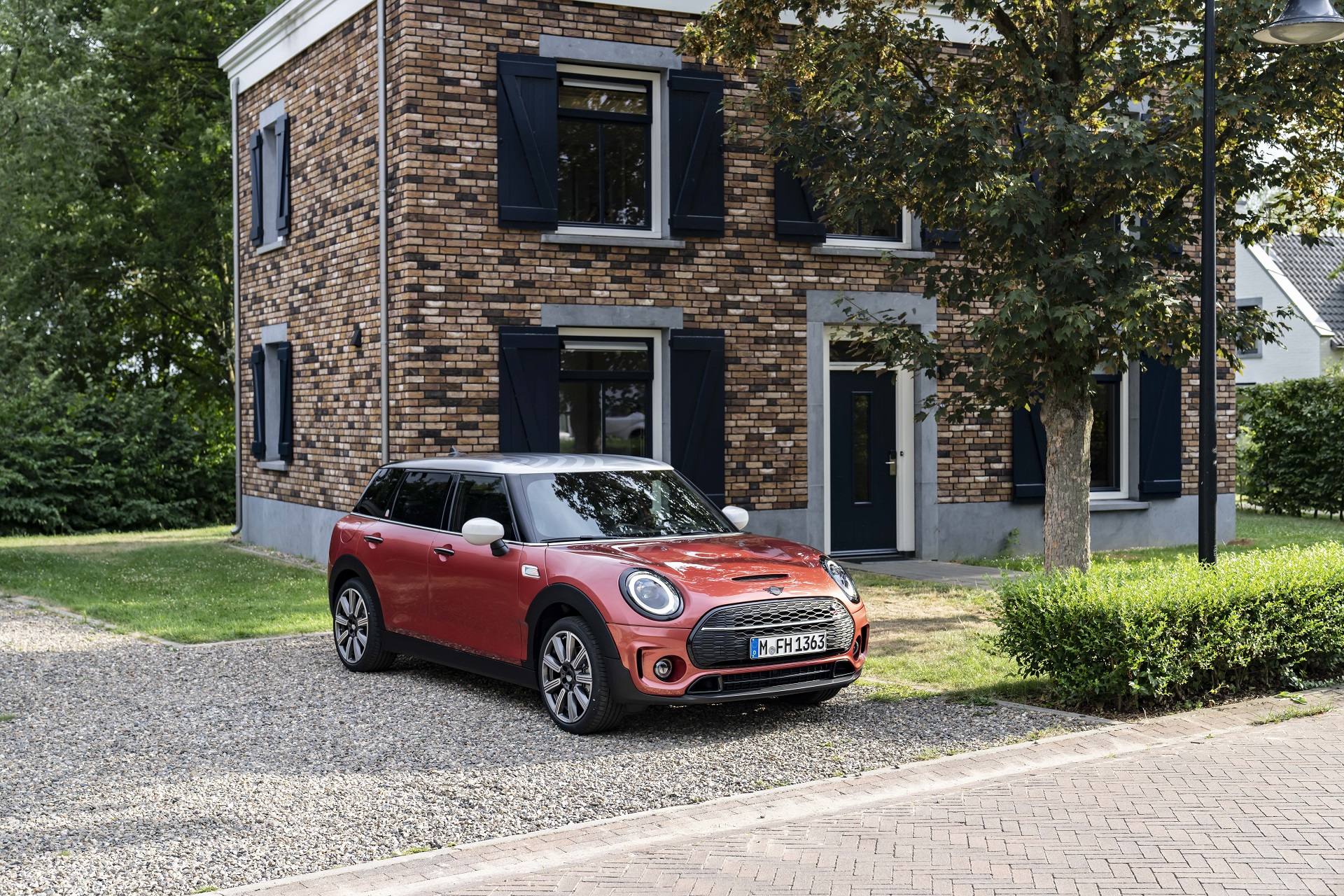 2023 MINI Cooper S Clubman Multitone Edition Front Three-Quarter Wallpapers #3 of 56