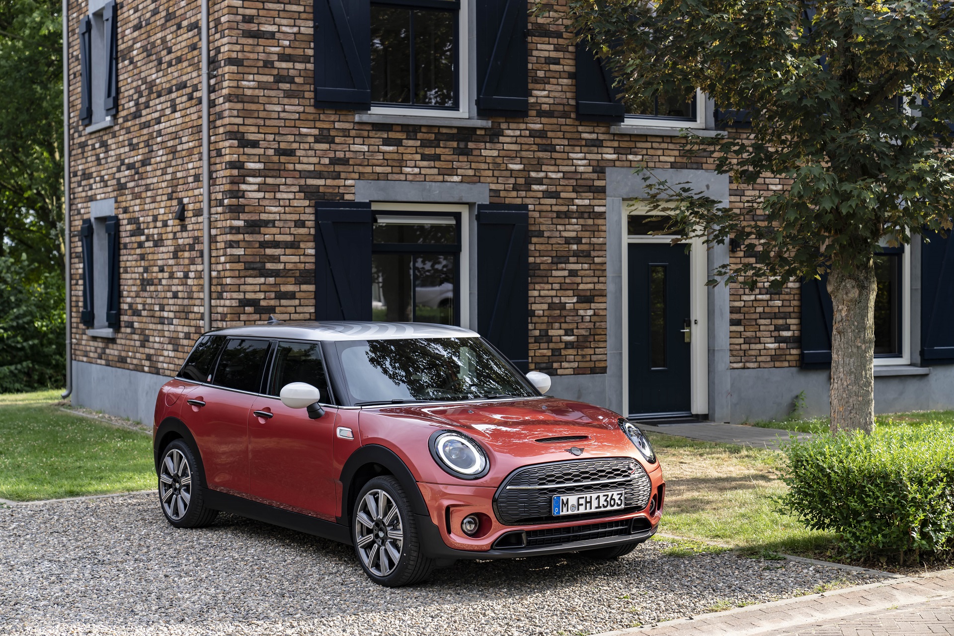 2023 MINI Cooper S Clubman Multitone Edition Front Three-Quarter Wallpapers #4 of 56