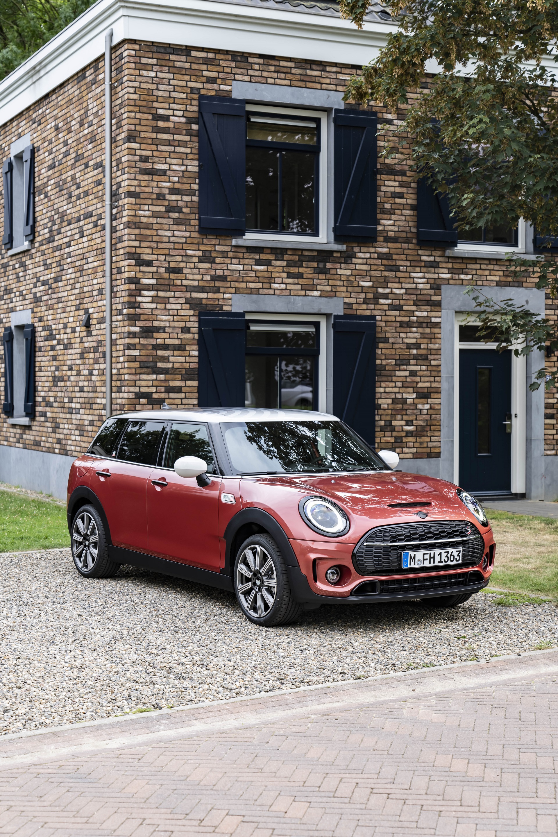 2023 MINI Cooper S Clubman Multitone Edition Front Three-Quarter Wallpapers #5 of 56