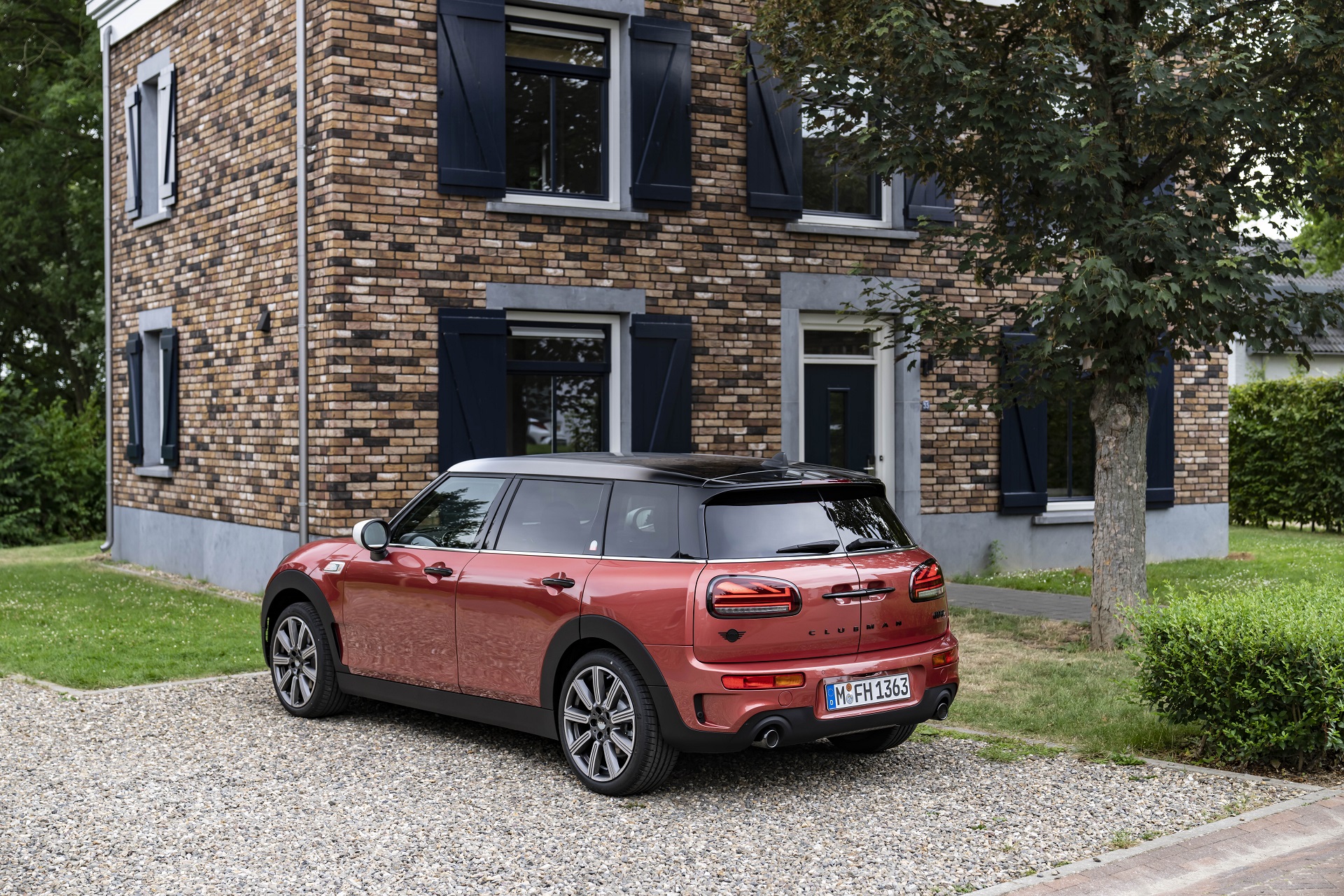 2023 MINI Cooper S Clubman Multitone Edition Rear Three-Quarter Wallpapers (9)