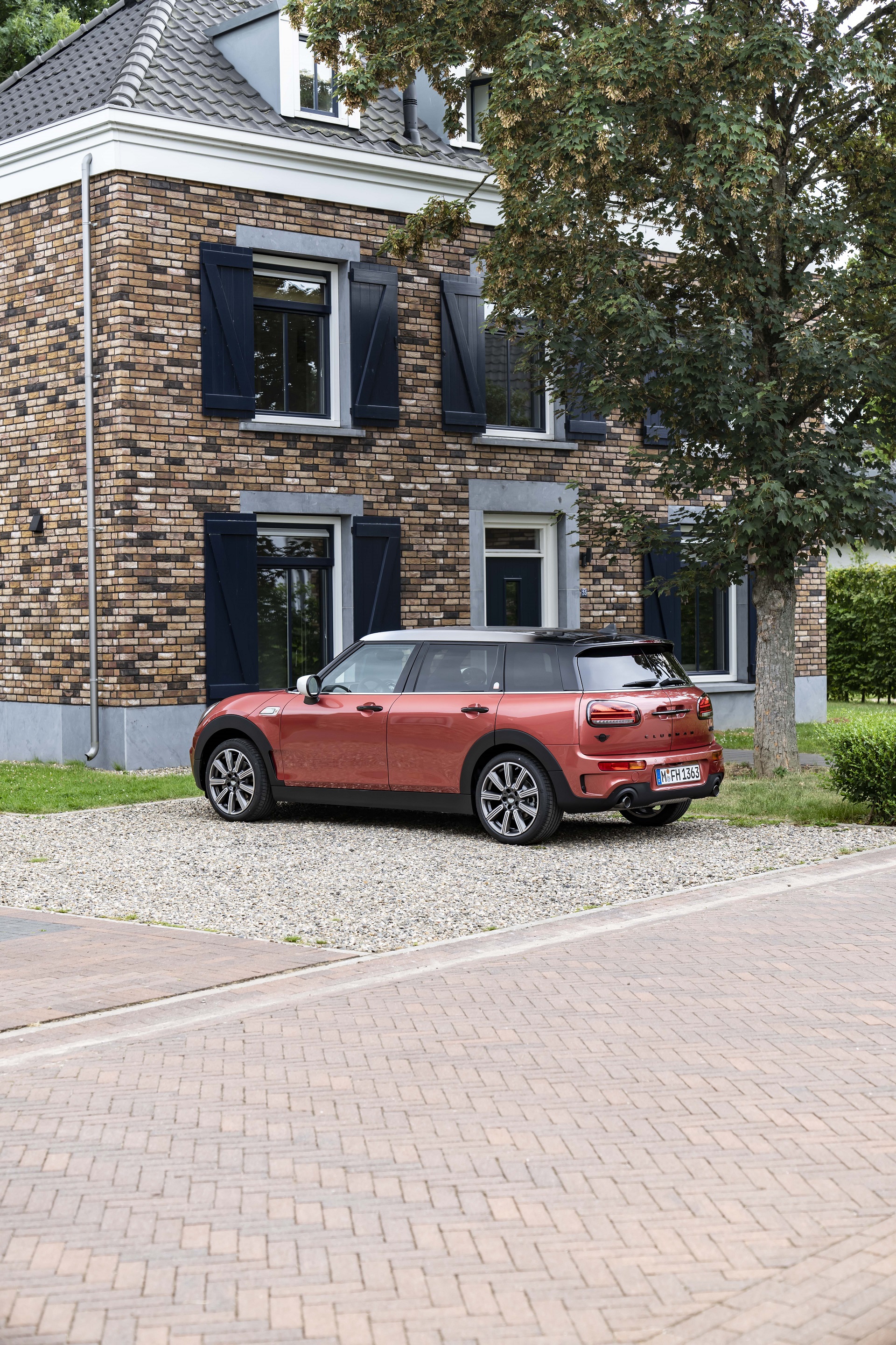 2023 MINI Cooper S Clubman Multitone Edition Rear Three-Quarter Wallpapers (10)