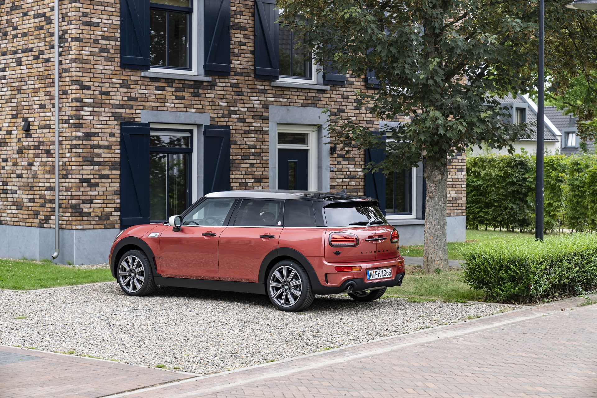 2023 MINI Cooper S Clubman Multitone Edition Rear Three-Quarter Wallpapers #11 of 56