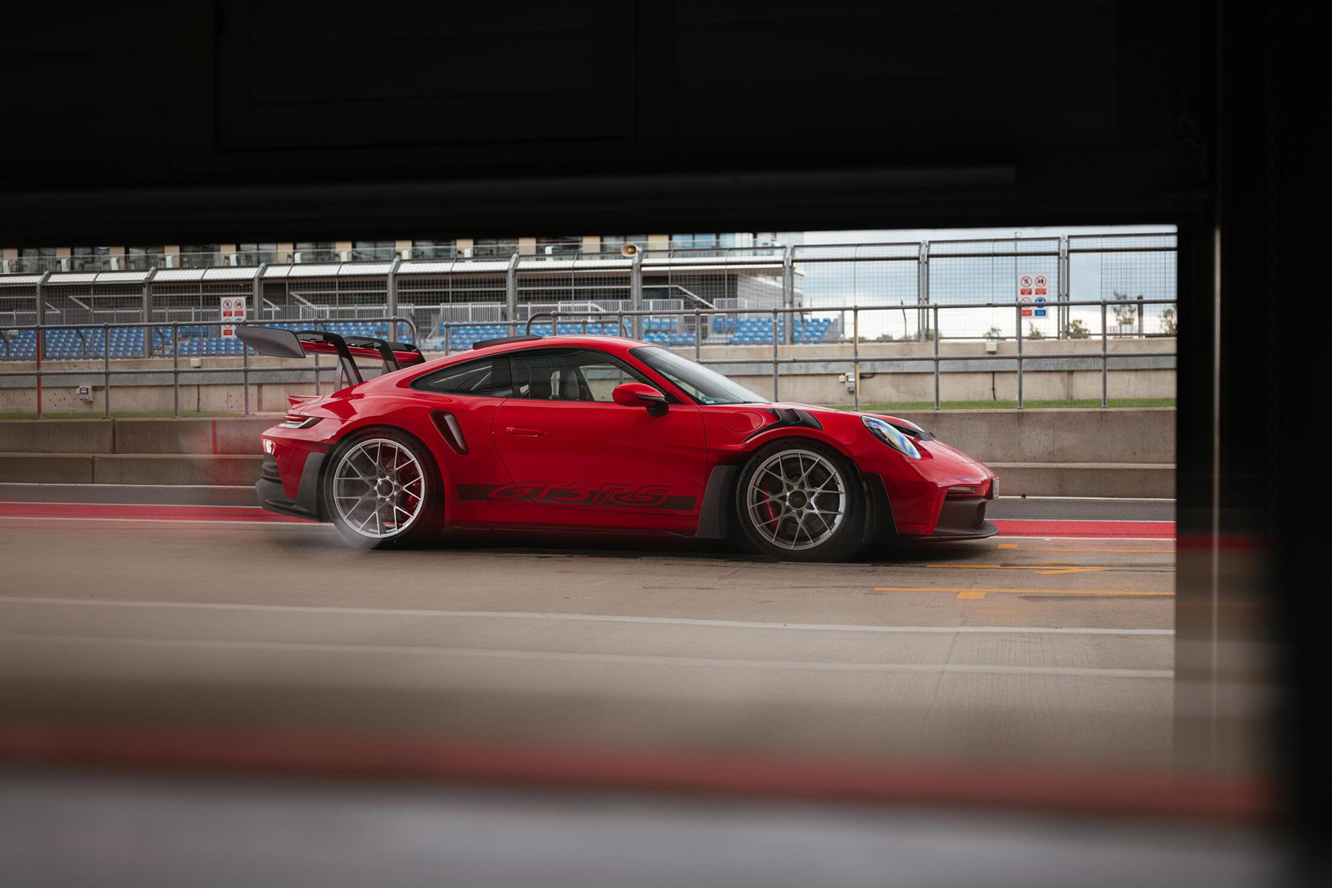 2023 Porsche 911 GT3 RS (Color: Guards Red) Side Wallpapers #59 of 153