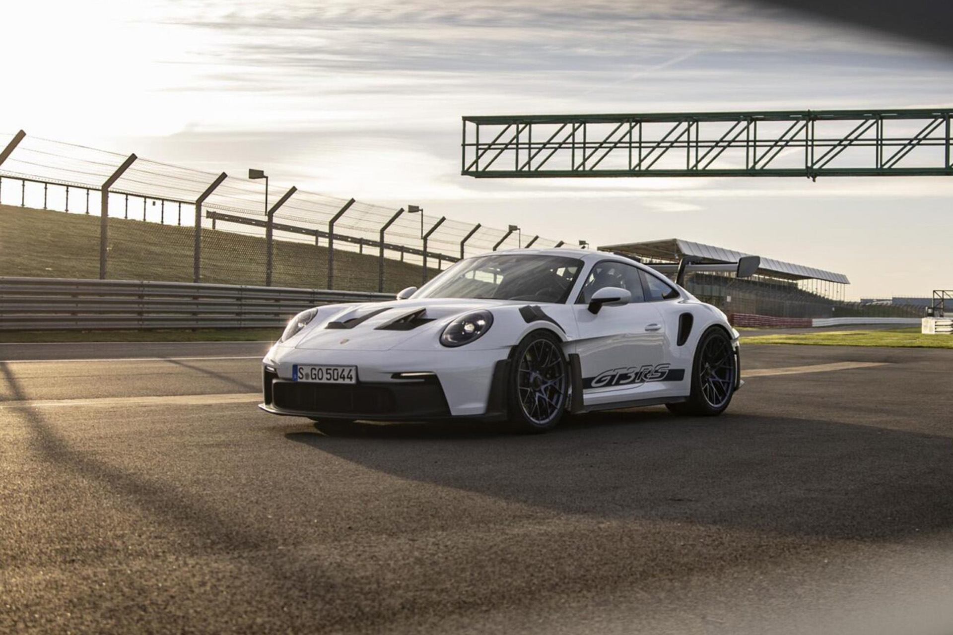 2023 Porsche 911 GT3 RS (Color: White) Front Three-Quarter Wallpapers #132 of 153