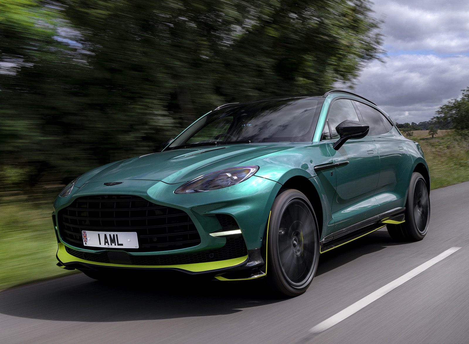 2023 Aston Martin DBX707 Q 2022 F1 Green Front Three-Quarter Wallpapers (3)