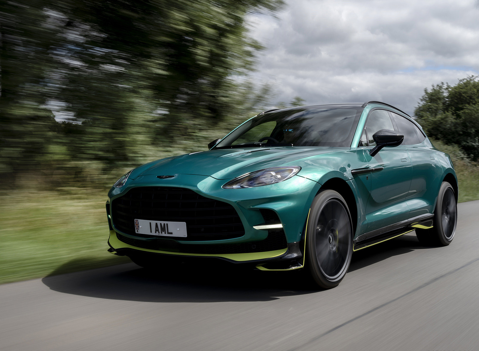 2023 Aston Martin DBX707 Q 2022 F1 Green Front Three-Quarter Wallpapers (2)