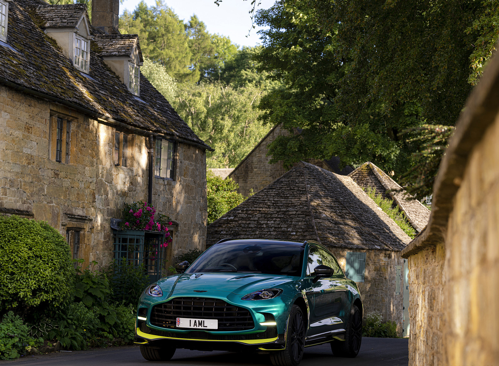 2023 Aston Martin DBX707 Q 2022 F1 Green Front Wallpapers #66 of 146