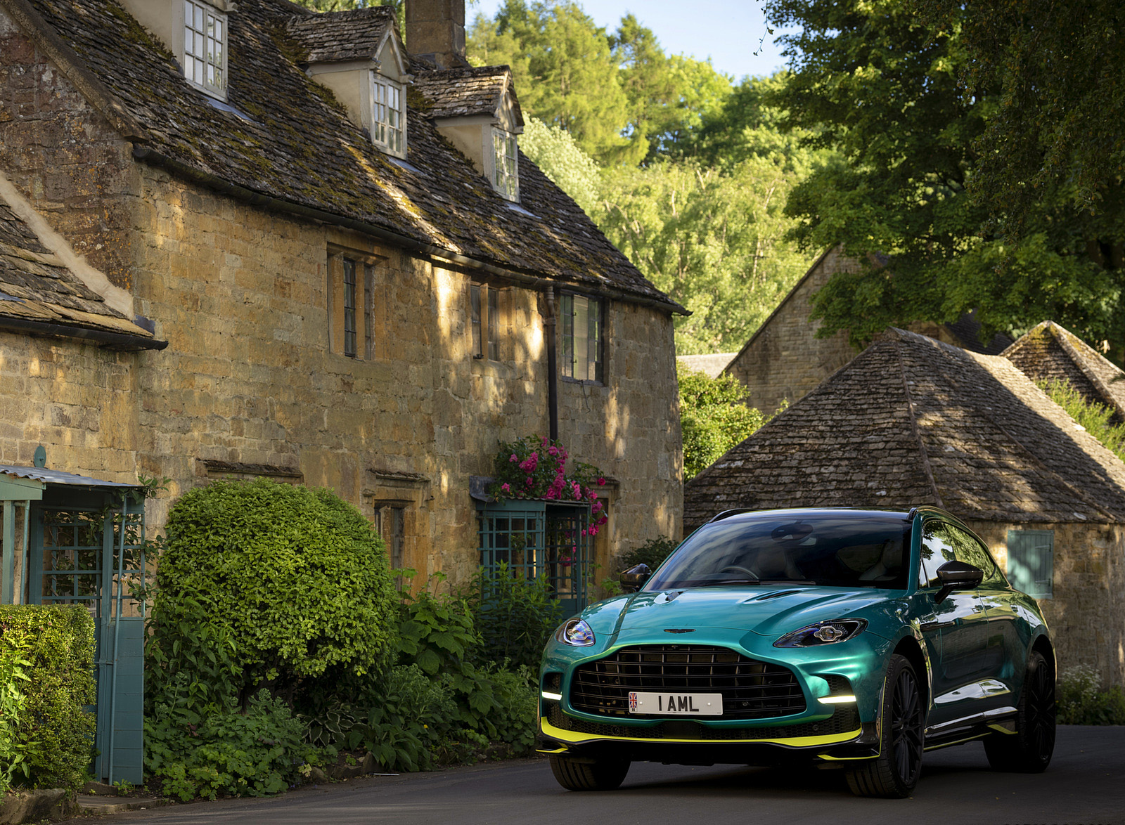 2023 Aston Martin DBX707 Q 2022 F1 Green Front Wallpapers #67 of 146