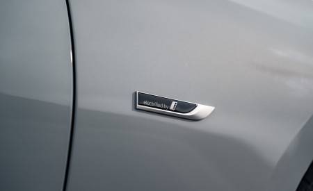2023 BMW 330e xDrive Touring (UK-Spec) Detail Wallpapers 450x275 (20)