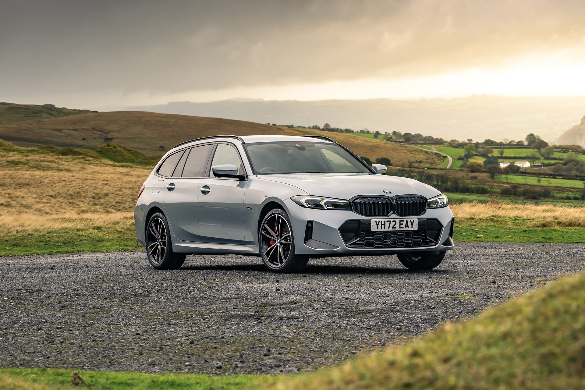 2023 BMW 330e xDrive Touring (UK-Spec) Front Three-Quarter Wallpapers (7)