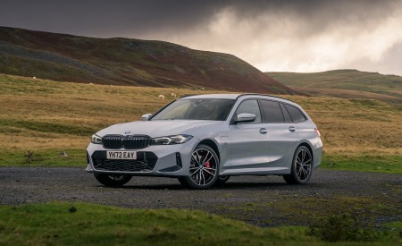 2023 BMW 330e xDrive Touring (UK-Spec) Front Three-Quarter Wallpapers 450x275 (8)