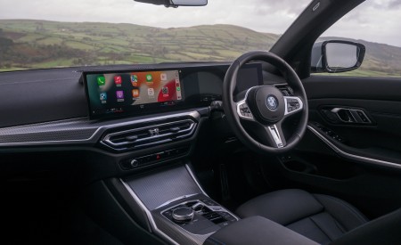 2023 BMW 330e xDrive Touring (UK-Spec) Interior Wallpapers 450x275 (25)