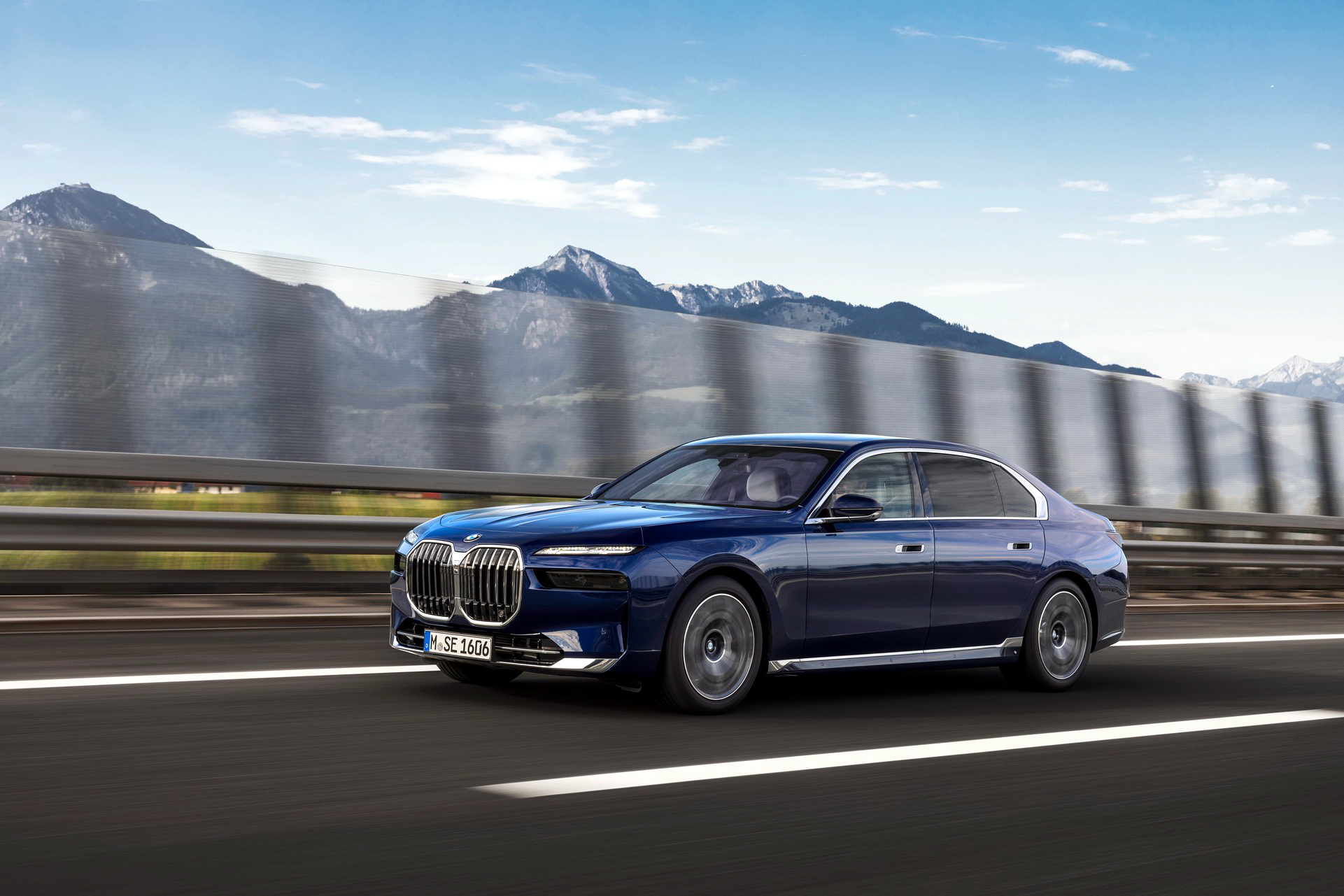 2023 BMW 740d xDrive Front Three-Quarter Wallpapers (6)