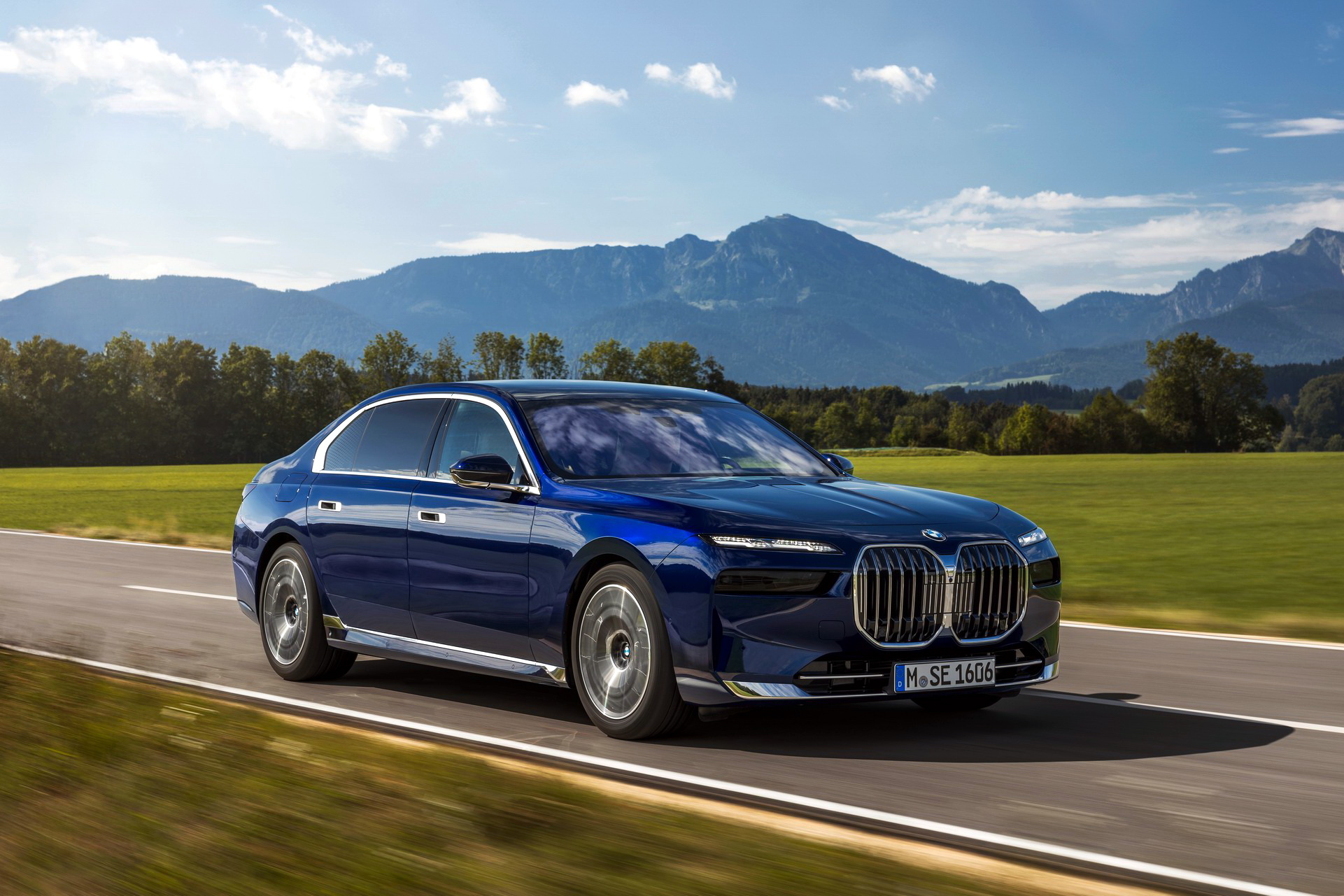 2023 BMW 740d xDrive Front Three-Quarter Wallpapers (1). Download Wallpaper