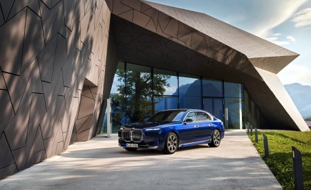 2023 BMW 740d xDrive Front Three-Quarter Wallpapers 450x275 (19)