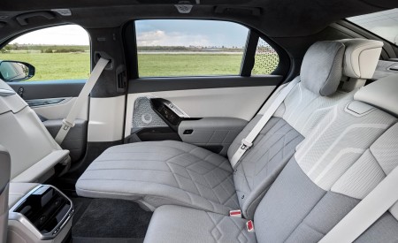 2023 BMW 740d xDrive Interior Rear Seats Wallpapers 450x275 (55)