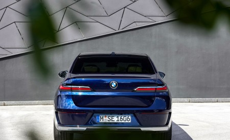 2023 BMW 740d xDrive Rear Wallpapers 450x275 (16)
