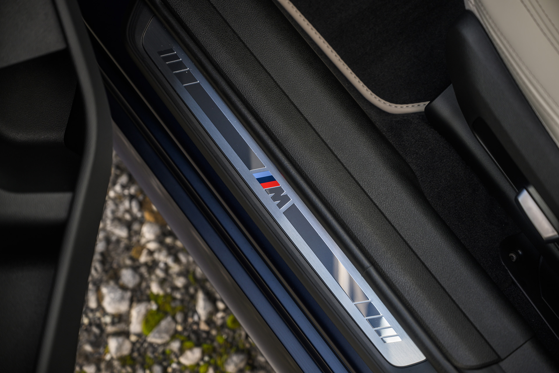 2023 BMW M340i xDrive Sedan (UK-Spec) Door Sill Wallpapers #27 of 38