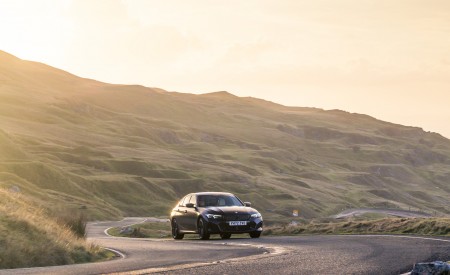 2023 BMW M340i xDrive Sedan (UK-Spec) Front Three-Quarter Wallpapers 450x275 (11)