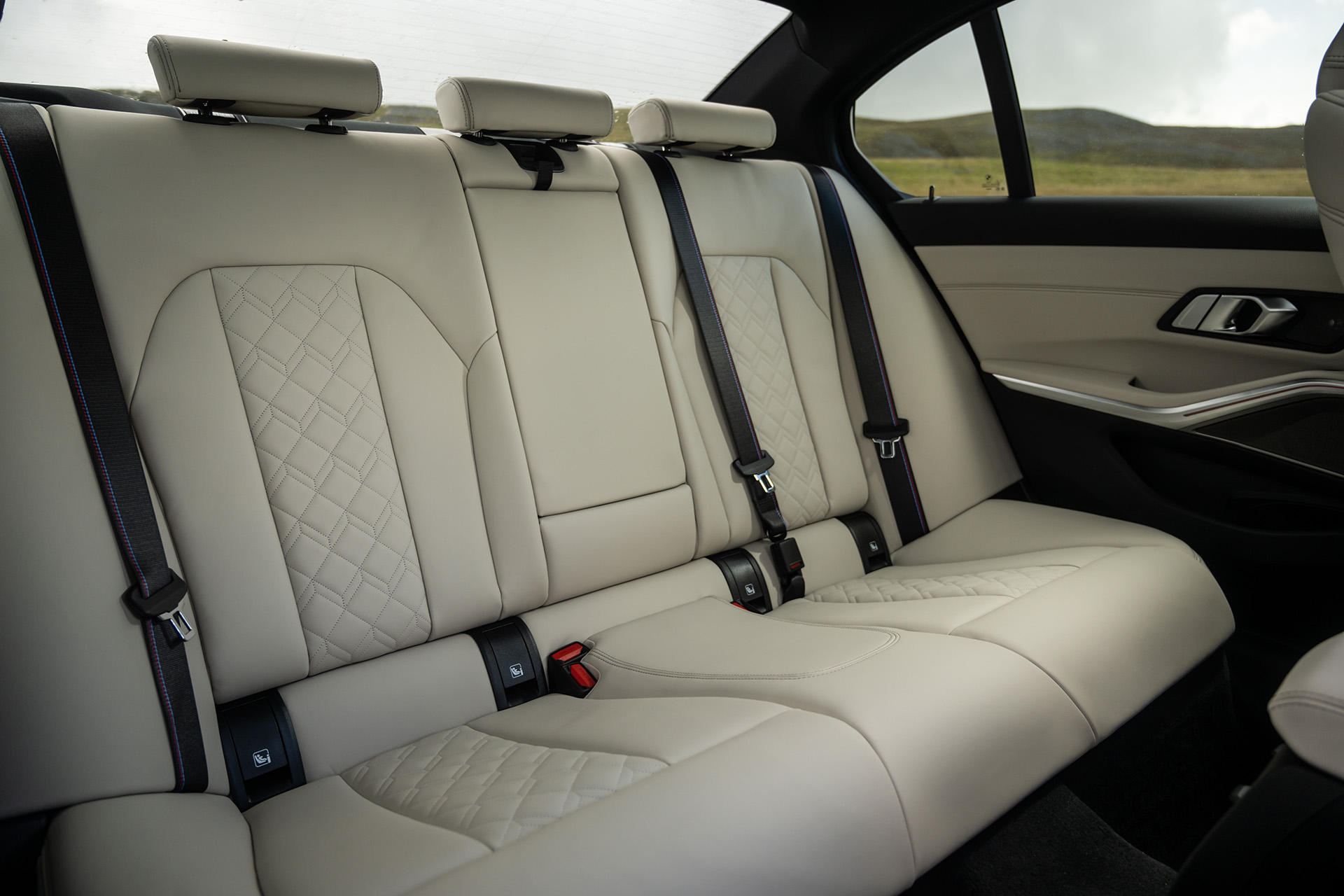2023 BMW M340i xDrive Sedan (UK-Spec) Interior Rear Seats Wallpapers #38 of 38