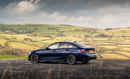 2023 BMW M340i xDrive Sedan (UK-Spec) Rear Three-Quarter Wallpapers 450x275 (19)
