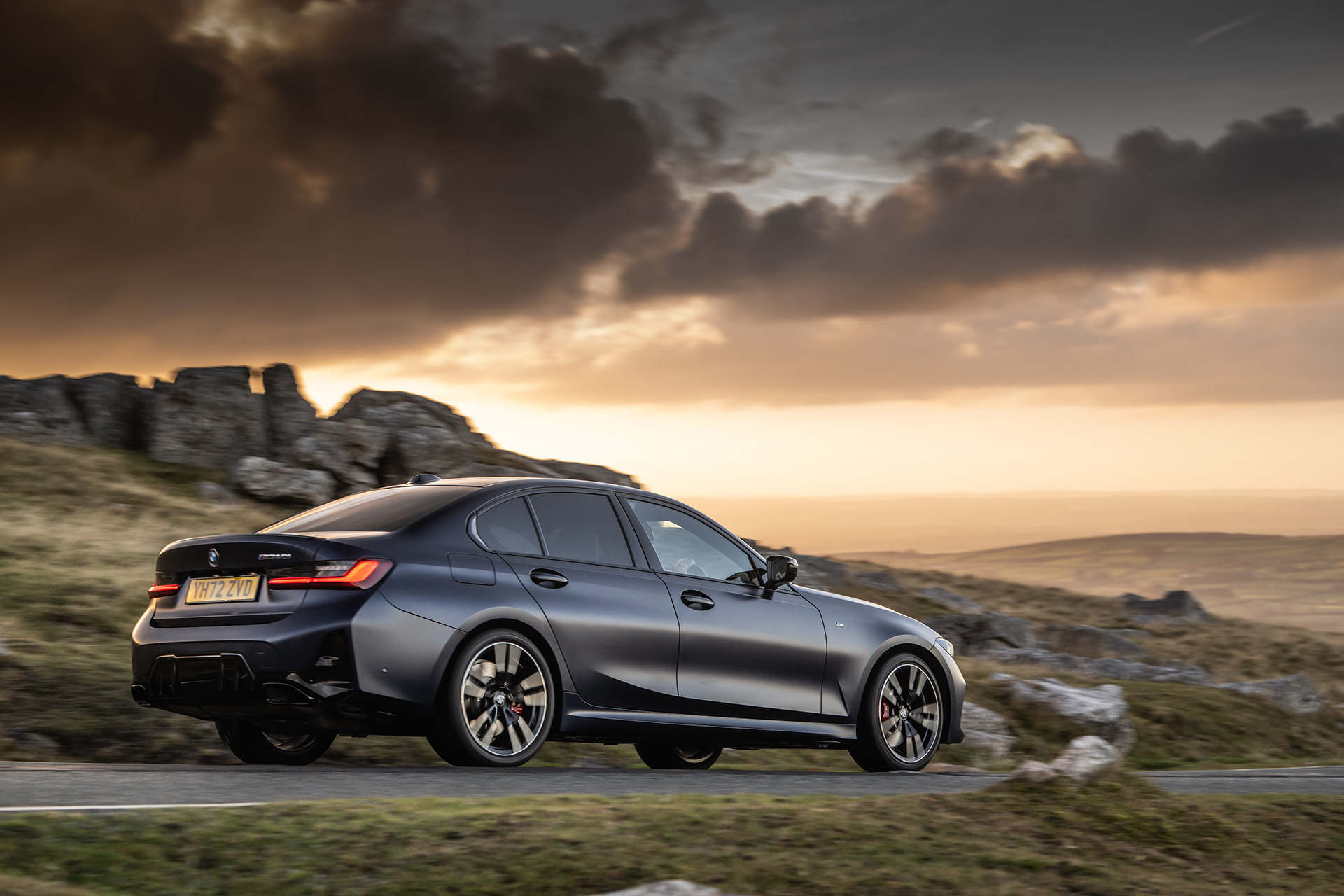 2023 BMW M340i xDrive Sedan (UK-Spec) Rear Three-Quarter Wallpapers (4)