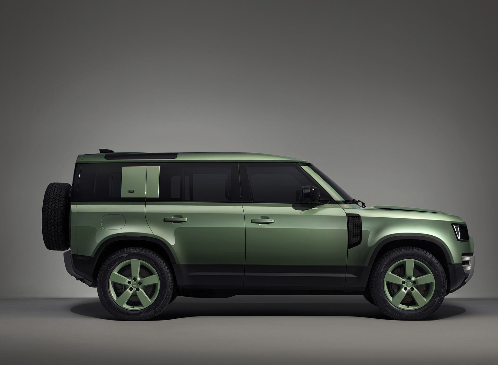 2023 Land Rover Defender 110 75th Limited Edition Side Wallpapers (10)