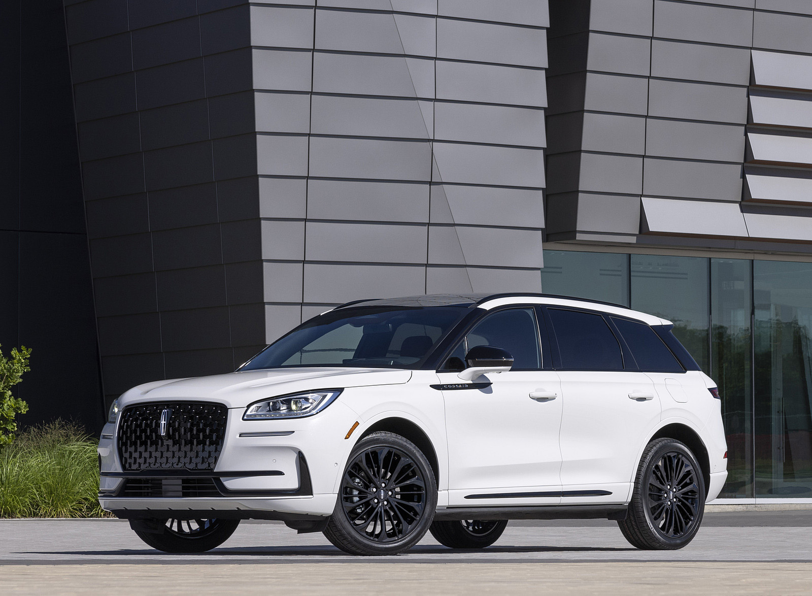 2023 Lincoln Corsair Reserve Front Three-Quarter Wallpapers (2)