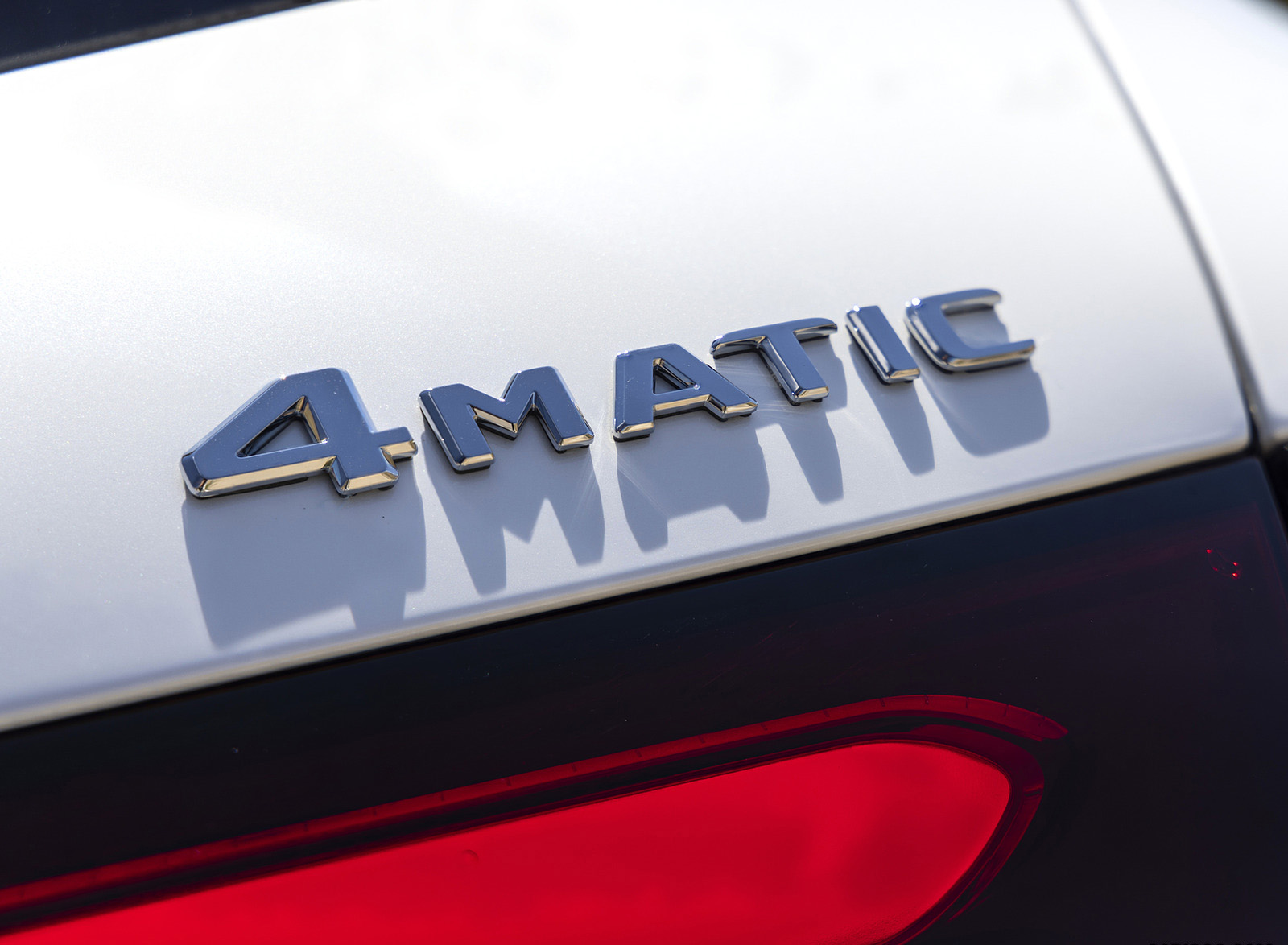 2023 Mercedes-Benz GLC 220d 4MATIC AMG Line (Color: MANUFAKTUR Diamond White Bright) Badge Wallpapers #28 of 43