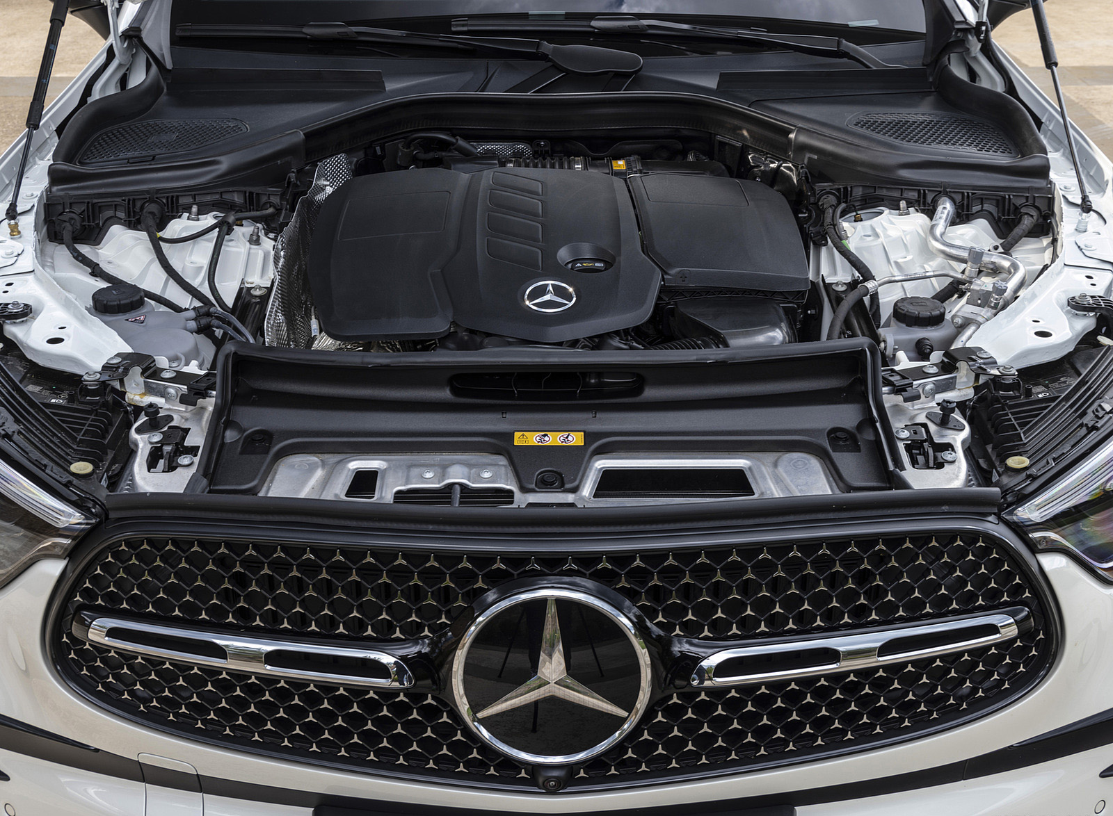 2023 Mercedes-Benz GLC 220d 4MATIC AMG Line (Color: MANUFAKTUR Diamond White Bright) Engine Wallpapers #30 of 43