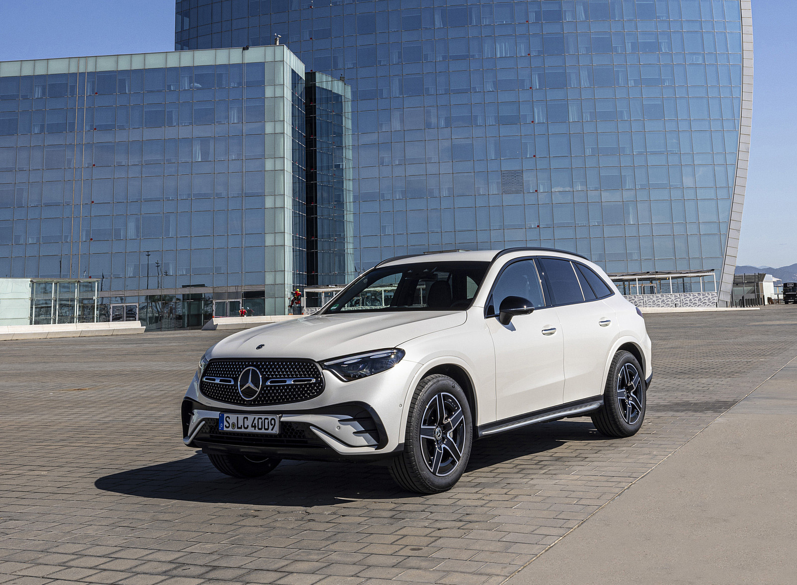 2023 Mercedes-Benz GLC 220d 4MATIC AMG Line (Color: MANUFAKTUR Diamond White Bright) Front Three-Quarter Wallpapers #17 of 43