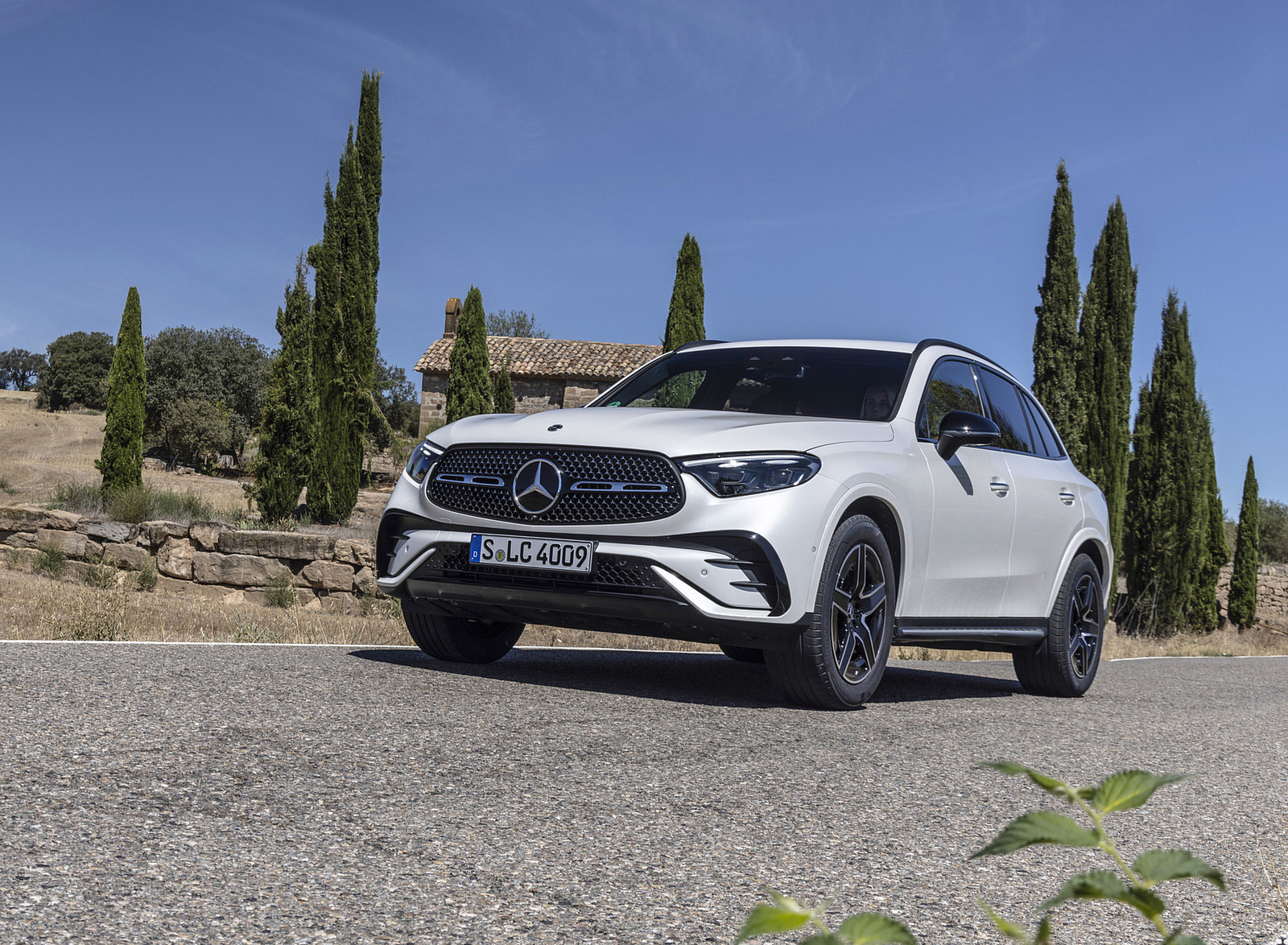 2023 Mercedes-Benz GLC 220d 4MATIC AMG Line (Color: MANUFAKTUR Diamond White Bright) Front Three-Quarter Wallpapers #11 of 43