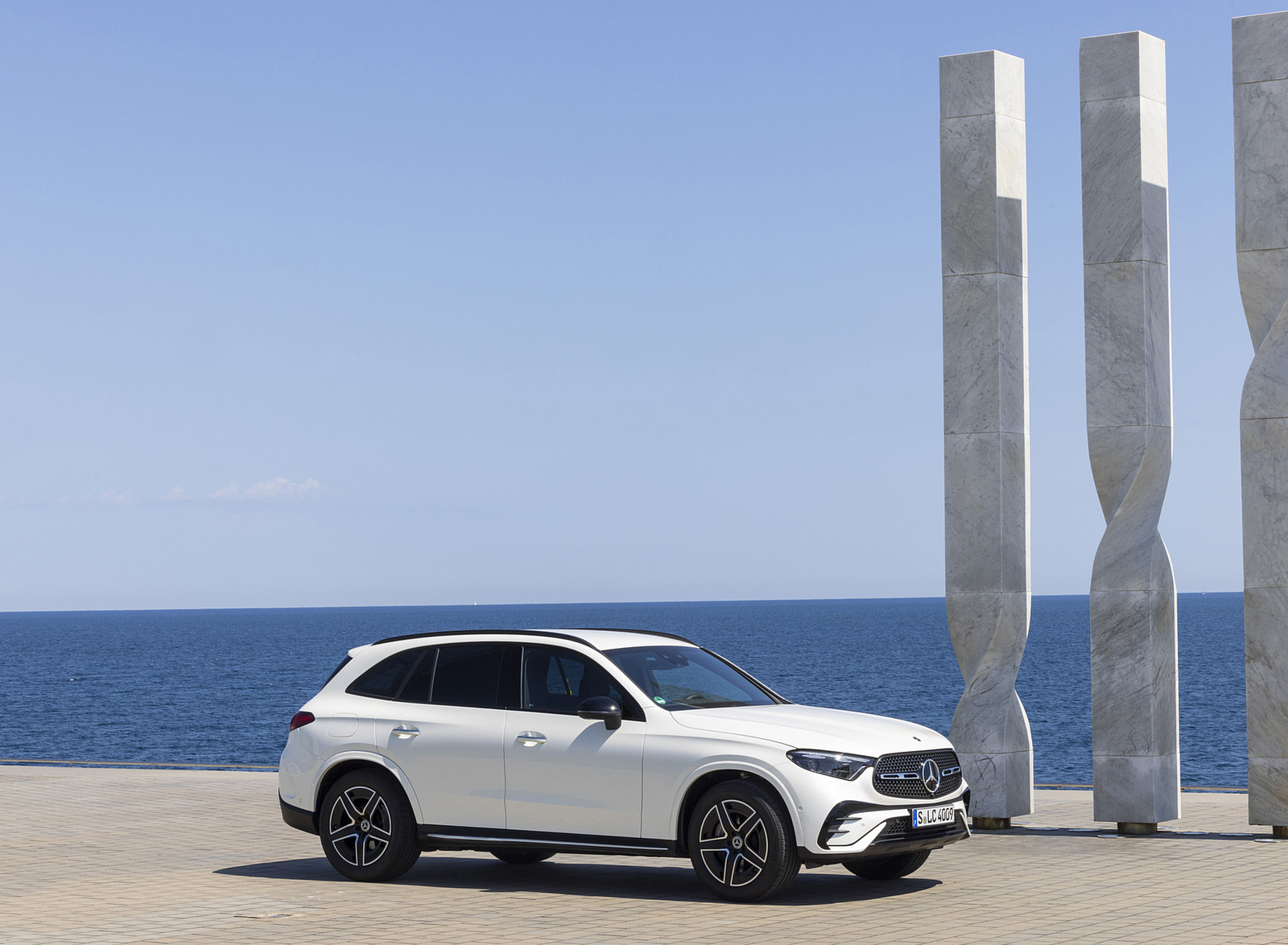2023 Mercedes-Benz GLC 220d 4MATIC AMG Line (Color: MANUFAKTUR Diamond White Bright) Front Three-Quarter Wallpapers #15 of 43