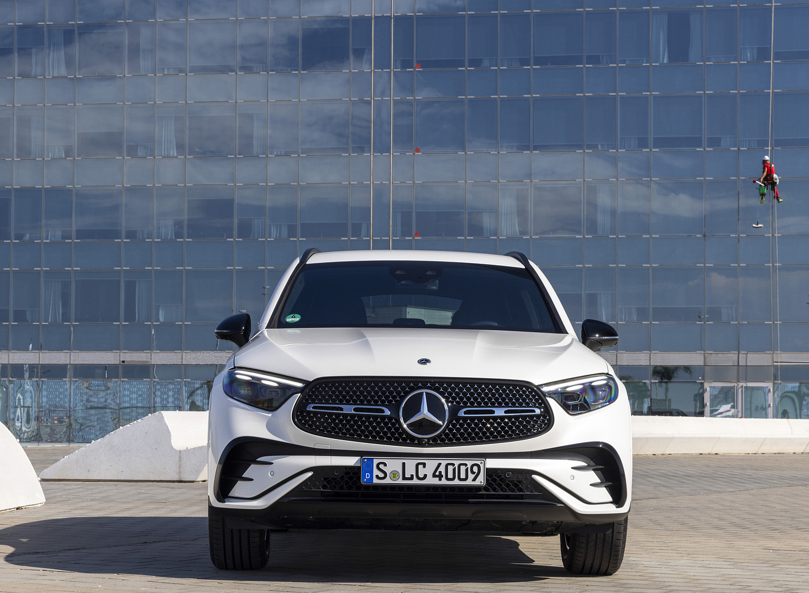 2023 Mercedes-Benz GLC 220d 4MATIC AMG Line (Color: MANUFAKTUR Diamond White Bright) Front Wallpapers #19 of 43