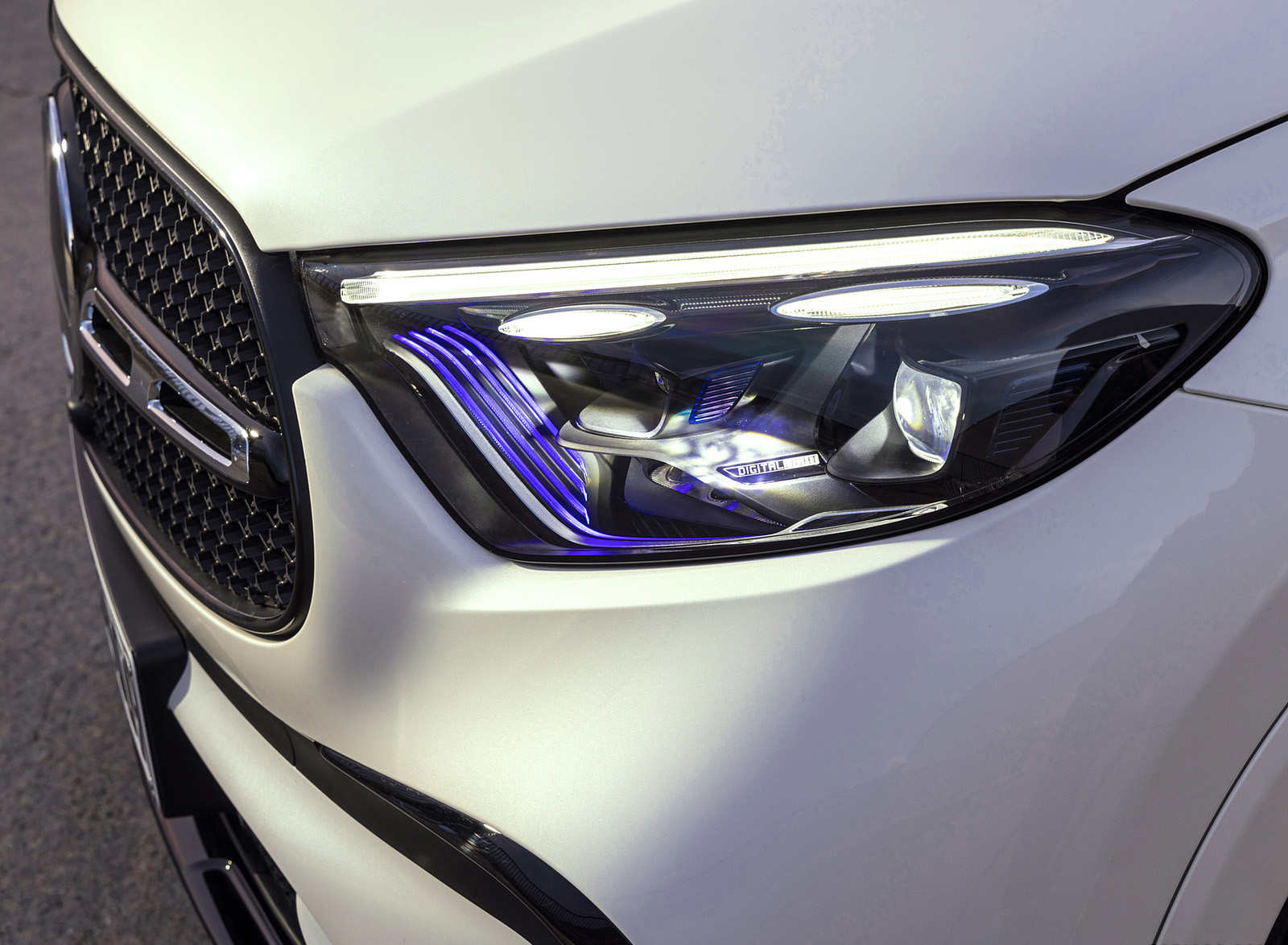 2023 Mercedes-Benz GLC 220d 4MATIC AMG Line (Color: MANUFAKTUR Diamond White Bright) Headlight Wallpapers #23 of 43