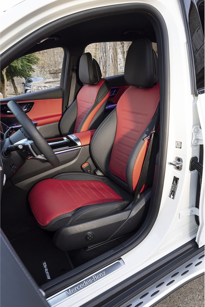 2023 Mercedes-Benz GLC 220d 4MATIC AMG Line (Color: MANUFAKTUR Diamond White Bright) Interior Front Seats Wallpapers #31 of 43