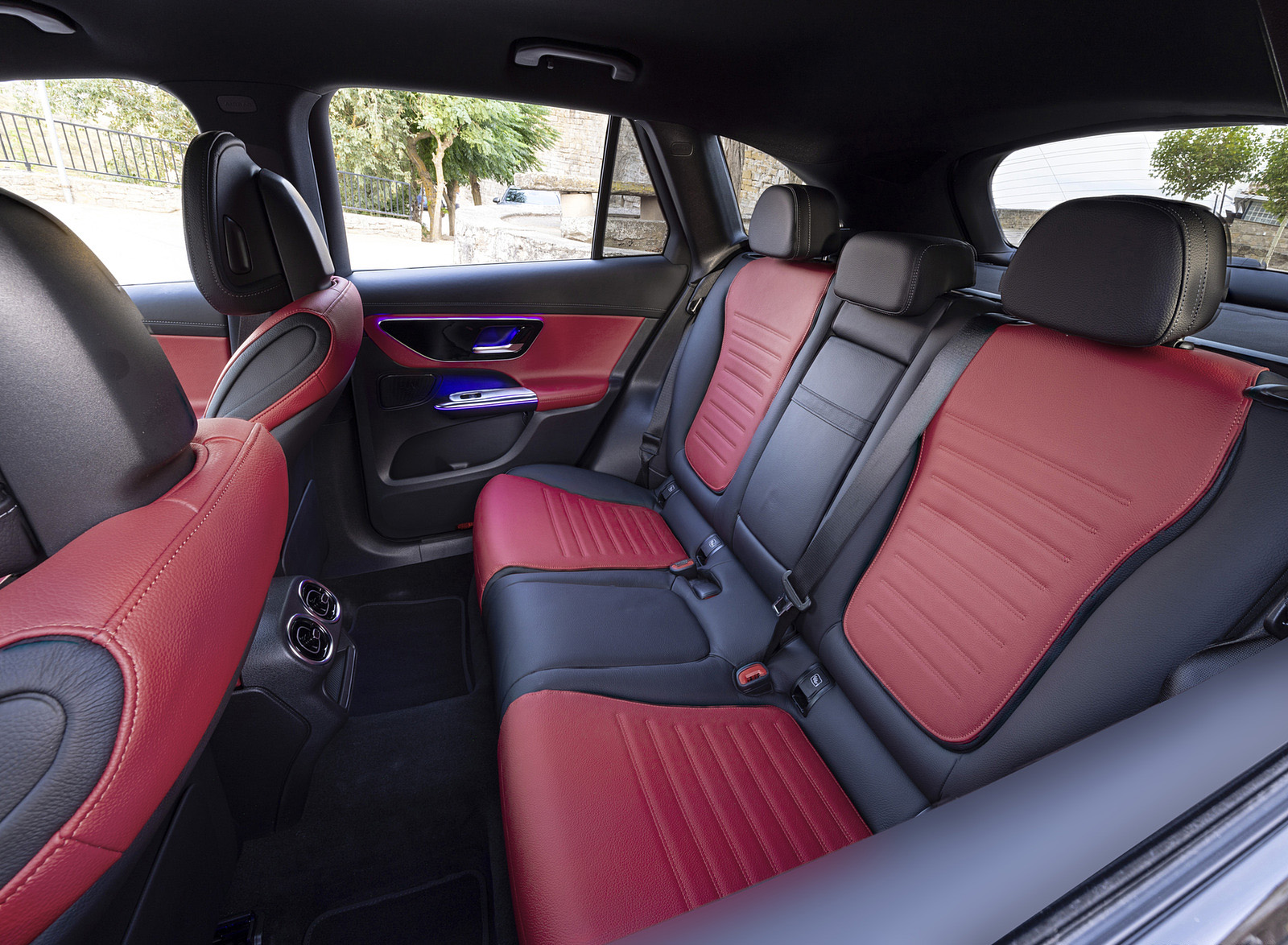 2023 Mercedes-Benz GLC 220d 4MATIC AMG Line (Color: MANUFAKTUR Diamond White Bright) Interior Rear Seats Wallpapers #41 of 43