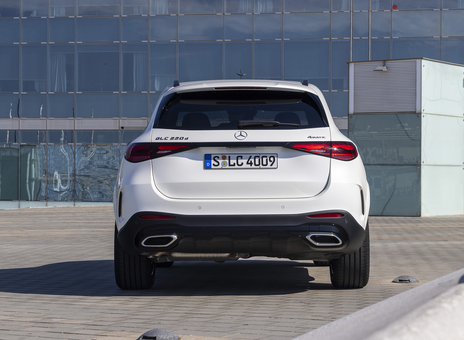 2023 Mercedes-Benz GLC 220d 4MATIC AMG Line (Color: MANUFAKTUR Diamond White Bright) Rear Wallpapers #22 of 43
