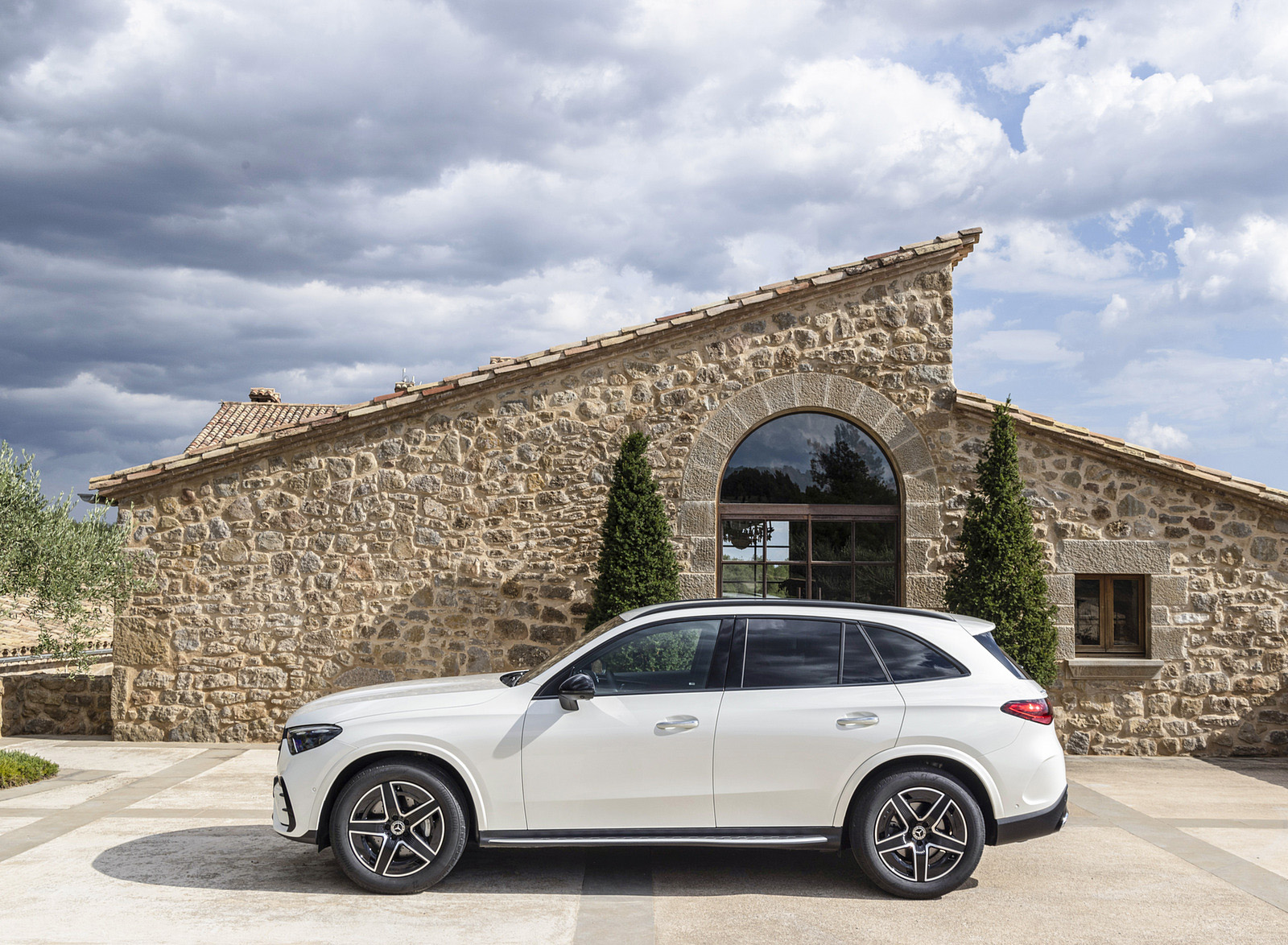 2023 Mercedes-Benz GLC 220d 4MATIC AMG Line (Color: MANUFAKTUR Diamond White Bright) Side Wallpapers #13 of 43