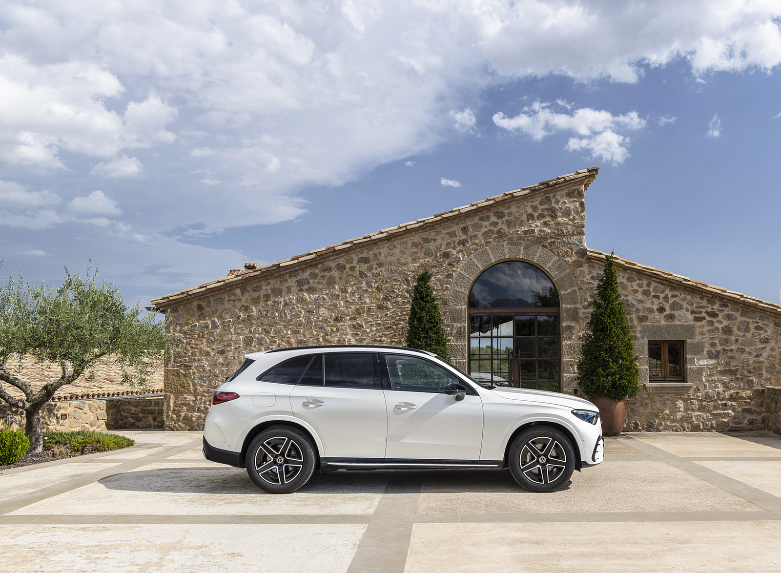 2023 Mercedes-Benz GLC 220d 4MATIC AMG Line (Color: MANUFAKTUR Diamond White Bright) Side Wallpapers #14 of 43