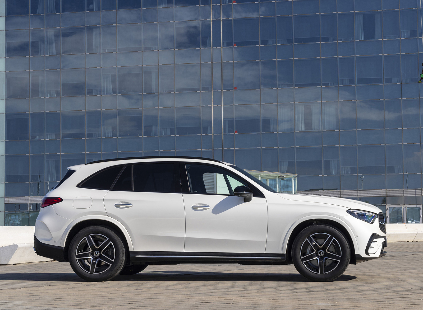 2023 Mercedes-Benz GLC 220d 4MATIC AMG Line (Color: MANUFAKTUR Diamond White Bright) Side Wallpapers #18 of 43
