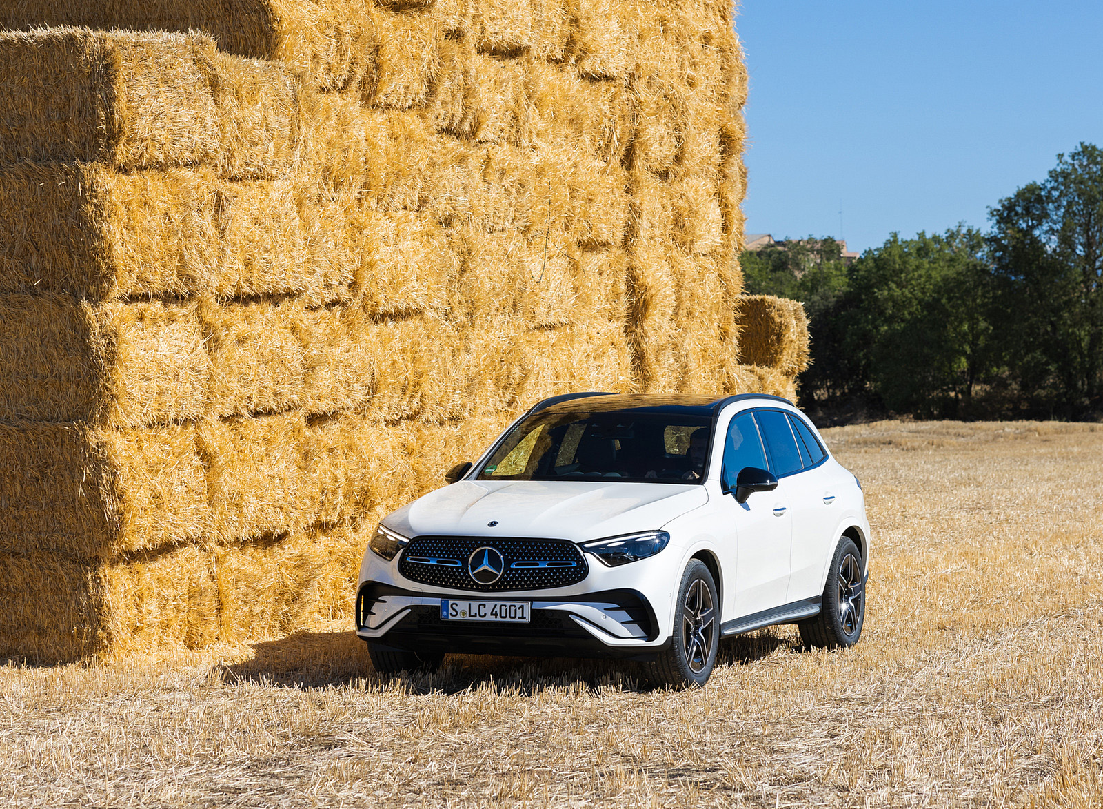 2023 Mercedes-Benz GLC 300 4MATIC AMG Line (Color: MANUFAKTUR Diamond White Bright) Front Three-Quarter Wallpapers #13 of 13