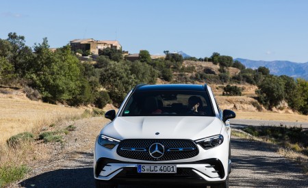 2023 Mercedes-Benz GLC 300 4MATIC AMG Line (Color: MANUFAKTUR Diamond White Bright) Front Wallpapers 450x275 (2)