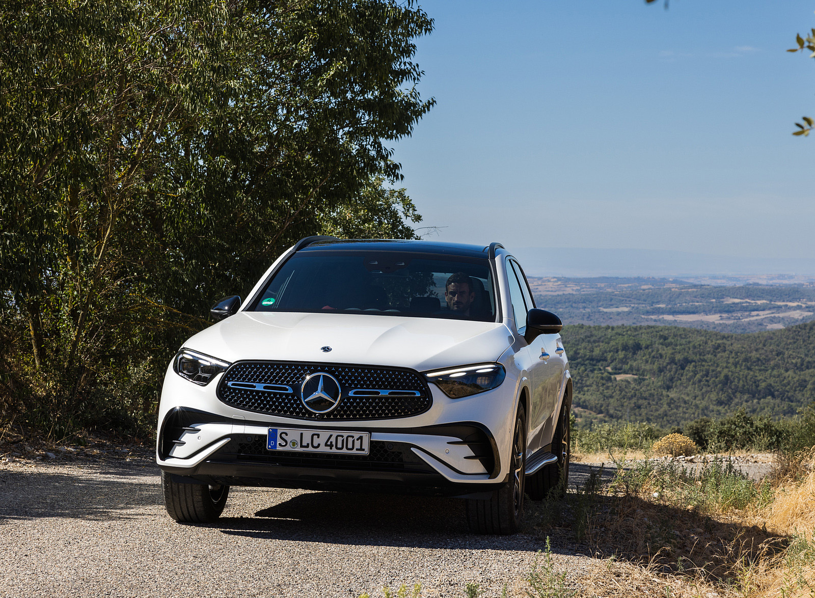 2023 Mercedes-Benz GLC 300 4MATIC AMG Line (Color: MANUFAKTUR Diamond White Bright) Front Wallpapers (1)