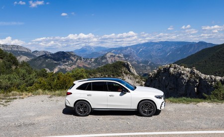 2023 Mercedes-Benz GLC 300 4MATIC AMG Line (Color: MANUFAKTUR Diamond White Bright) Side Wallpapers 450x275 (12)