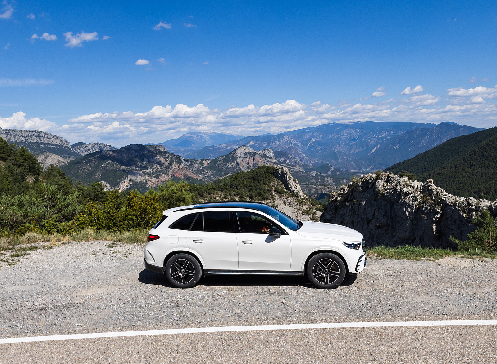 2023 Mercedes-Benz GLC 300 4MATIC AMG Line (Color: MANUFAKTUR Diamond White Bright) Side Wallpapers #12 of 13