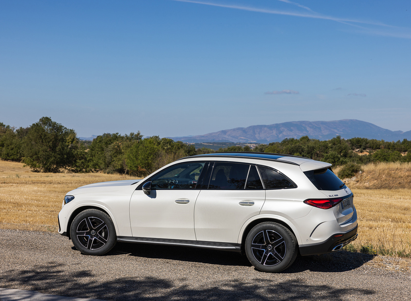 2023 Mercedes-Benz GLC 300 4MATIC AMG Line (Color: MANUFAKTUR Diamond White Bright) Side Wallpapers (3)