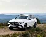 2023 Mercedes-Benz GLC 300de 4MATIC AMG Line (Color: MANUFAKTUR Diamond White Bright) Front Three-Quarter Wallpapers 150x120 (9)